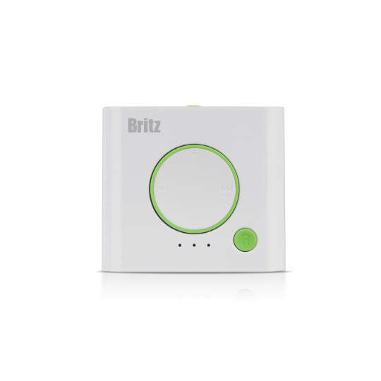 브리츠 BR-3030 글로리는 거의 정사각형에 가까운 큐브 타입의 포터블 스피커이다. 깔끔한 화이트를 바탕으로 하고 있다. 브리츠 제공